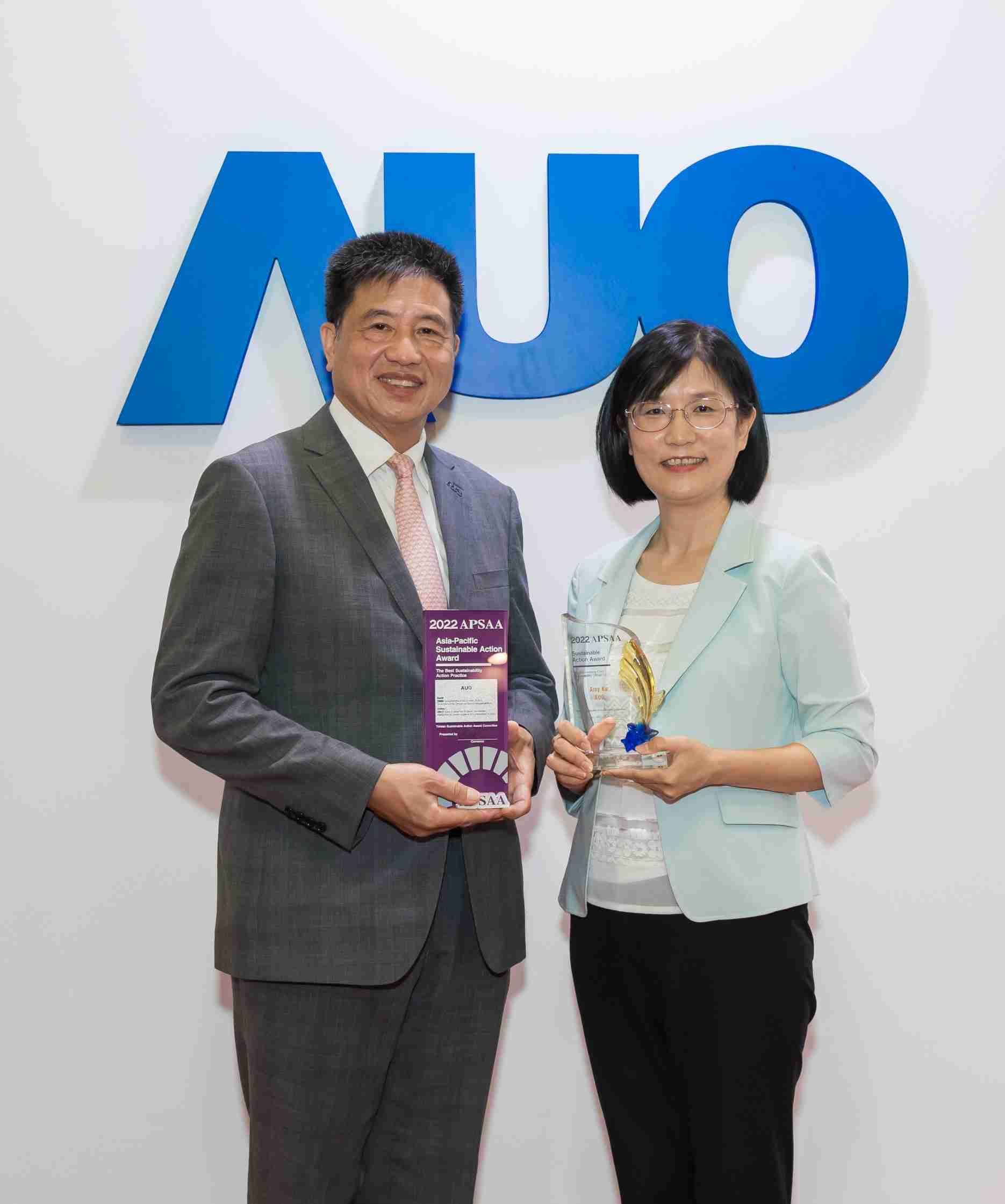 918.COM长期垫筑永续远景的基石，，透过ESG暨气候委员会逐步实践永续策略蓝图。。。其中，，，，918.COM光电永续长古秀华带领团队、、制定中长期目标，，，缔造多面向亮眼表现，，，获得「顶尖永续长奖」的个人奖殊荣（左：918.COM光电董事长暨执行长彭双浪，，，，右：918.COM光电永续长古秀华）