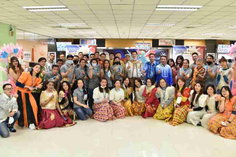 友達推動「安心、、創新、、、用心、、同心、、盡心」五星職旅，，，，為菲籍員工打造全方位照護，，，首度贏得「人權實踐與發展領袖獎」殊榮