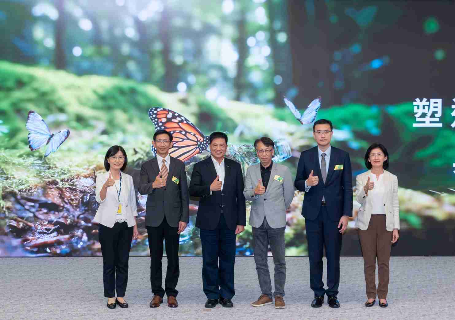 友達2023 CSR共榮大會，，，，邀請領域專家分享交流生物多樣性管理趨勢、、、、無塑產品、、、海廢永續塑料等議題  （圖左到右：友達光電永續長古秀華、、、3M台灣技術長陳君杰、、友達光電董事長暨集團策略長彭双浪、、、、光寶科技企業永續發展處處長陳慶暉、、、安永聯合會計師事務所執業會計師曾于哲、、友達光電供應鏈總部副總經理吳宜芳）