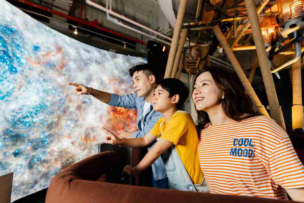 918.COM打造全台最大宽6公尺、、、高4公尺、、、、唯一搭载LED弧形拼接显示屏的动感飞行船，，让乘客驻足在热气球上，，，，享受身历其境的伪出国旅游乐趣