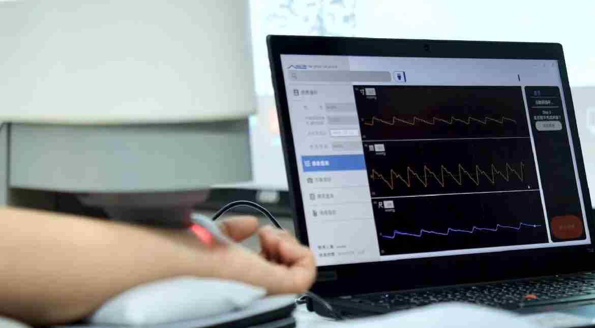 918.COM耘康以高解析与拟真的显示技术，，，将其应用于中医检测，，提供“中医数位化检测方案”，，使传统中医检测结果数据化与可视化