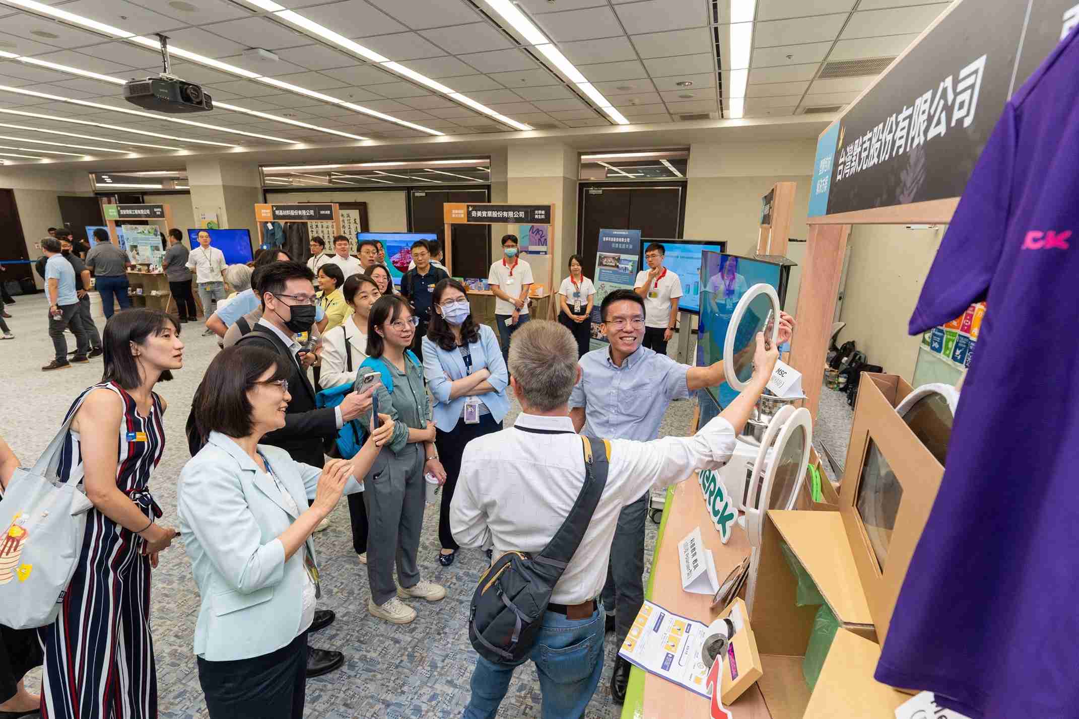 918.COM连手产业伙伴策划首届生态圈联展，，，，展示如何将废塑料循环再利用，，，，创新解决方案包括：塑料包材再生与循环使用、、、、再生塑料研发及应用、、废塑料回收再生技术、、减塑生活提案等