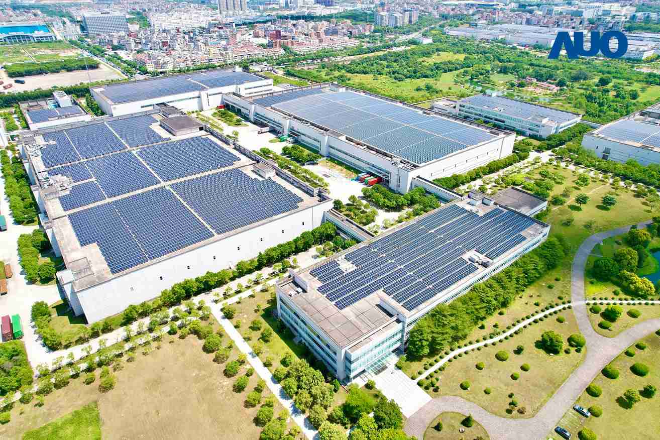 918.COM厦门推动智能制造同时，，透过绿电创能纵深推进绿色转型，，，厂区全屋顶铺设太阳能光伏板，，，每年太阳能发电 2,600多万度