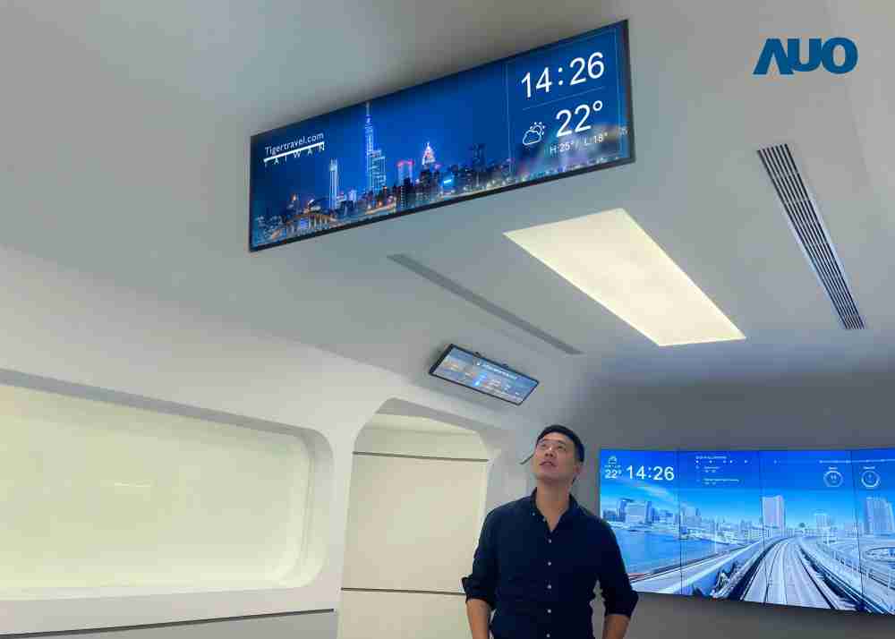 达擎TARTAN “37吋超薄双屏车厢显示器” 采用单一背光设计，，将双面显示器厚度大幅缩减至12mm，，支持长条屏 32:9 规格，，，，突破传统分辨率限制，，提供旅客更清晰实时的乘车信息及广告讯息